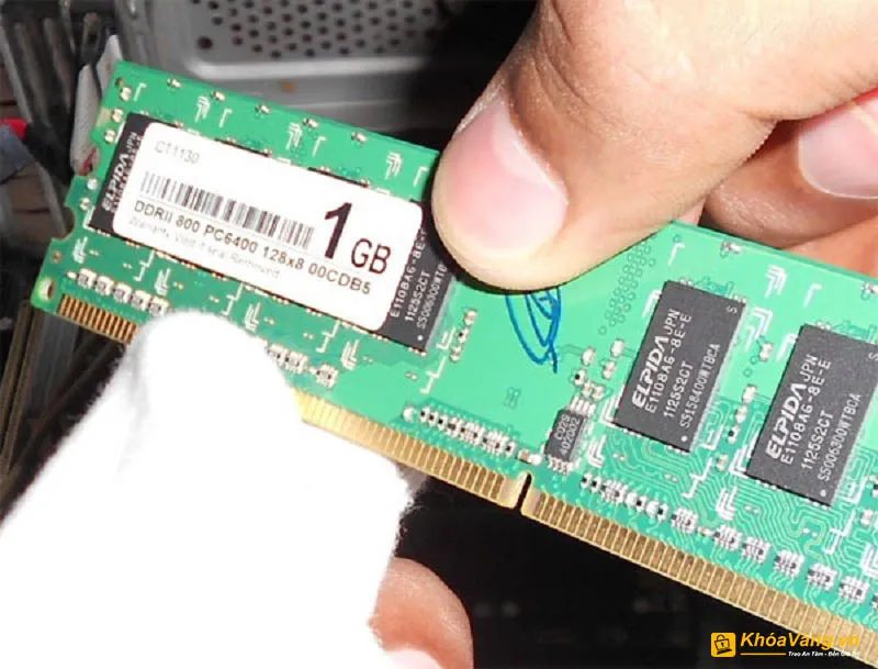Hướng dẫn chi tiết cách vệ sinh khe cắm RAM bằng cọ và dung dịch chuyên dụng