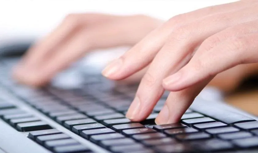 Sử dụng bộ dụng cụ vệ sinh chuyên dụng để làm sạch bề mặt và các khe hở của bàn phím laptop