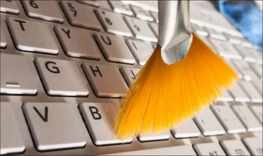 Chuyên gia kỹ thuật đang tư vấn cho khách hàng về các dòng bàn phím thay thế chính hãng