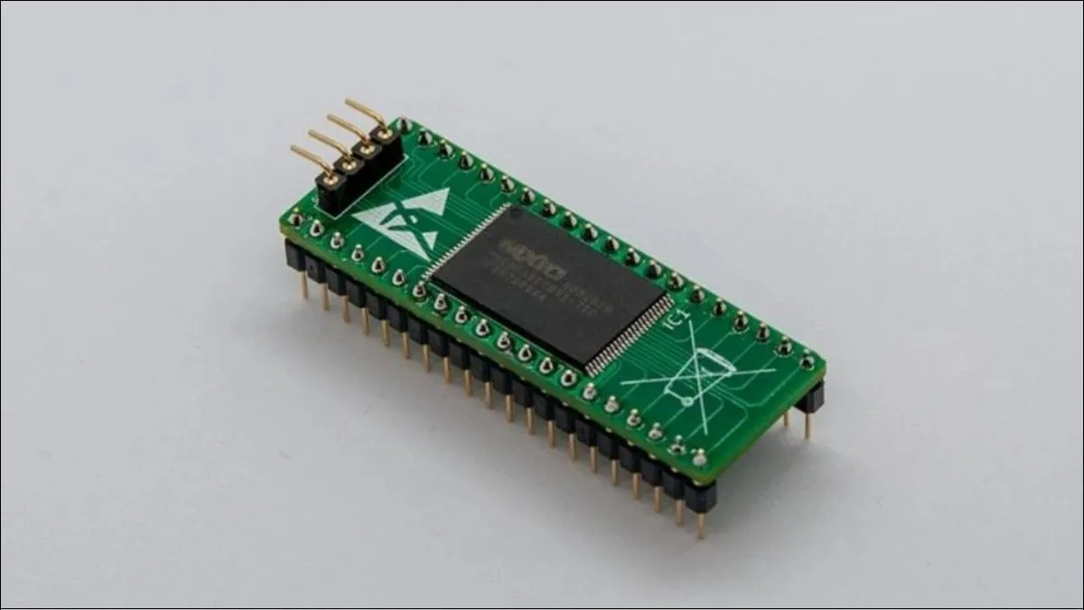 Chip ROM chứa firmware BIOS nằm trên bản mạch điện tử của laptop