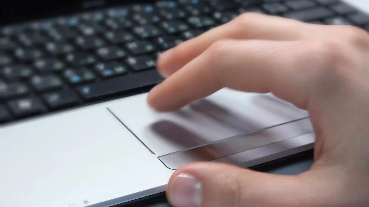 Người dùng đang thử nghiệm độ nhạy của bàn di chuột và các phím bấm trên laptop cũ