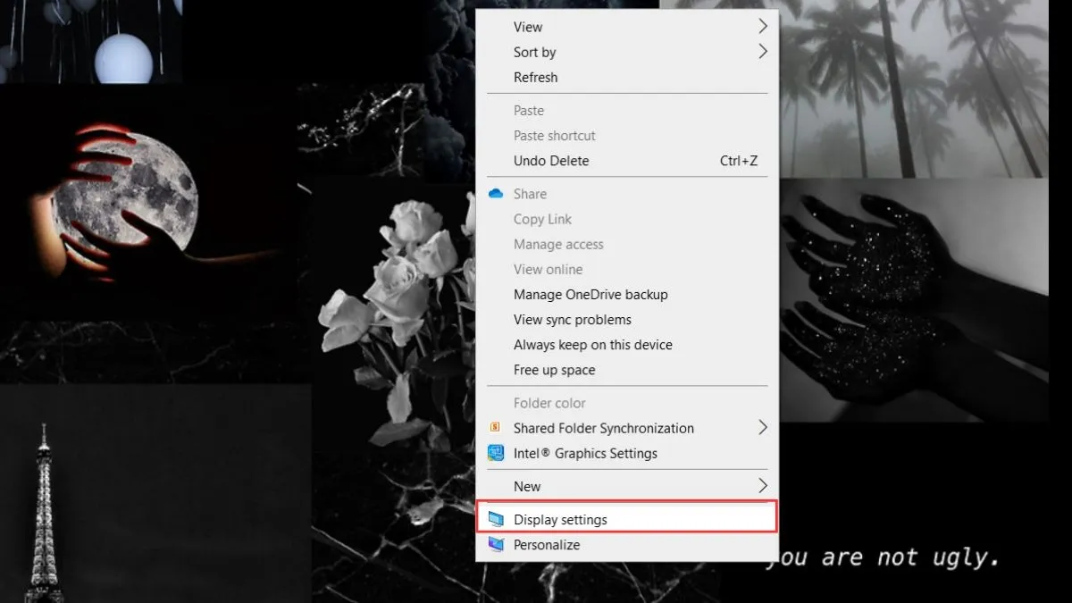 Nhấp chuột phải vào Desktop và chọn Display settings