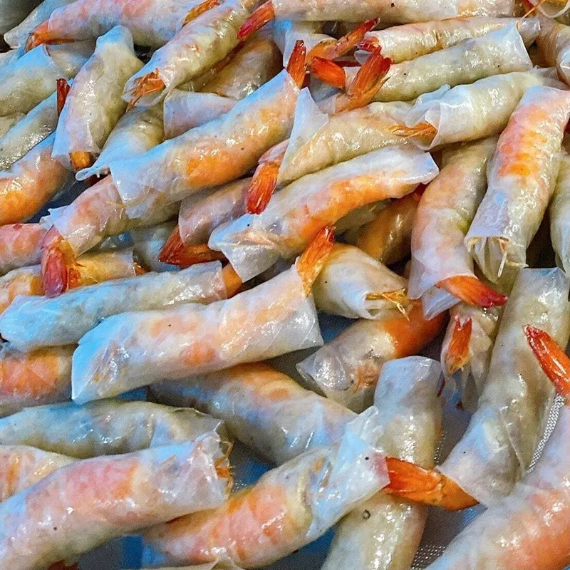 Cận cảnh quy trình cuốn nem ram tôm đất với nhân đầy đặn