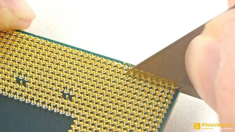 Chân cắm CPU bị cong dẫn đến CPU chạy nhưng không lên màn hình