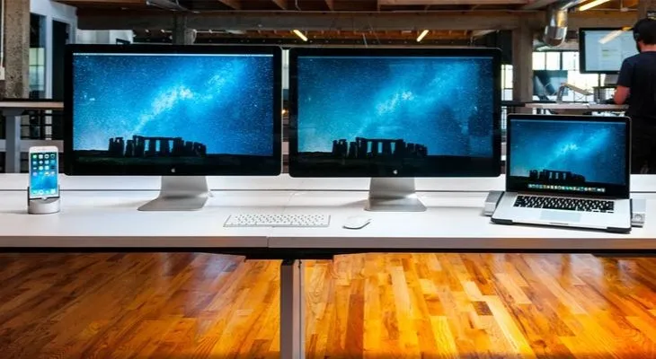 Sử dụng cáp USB-C để kết nối laptop hiện đại với màn hình Apple