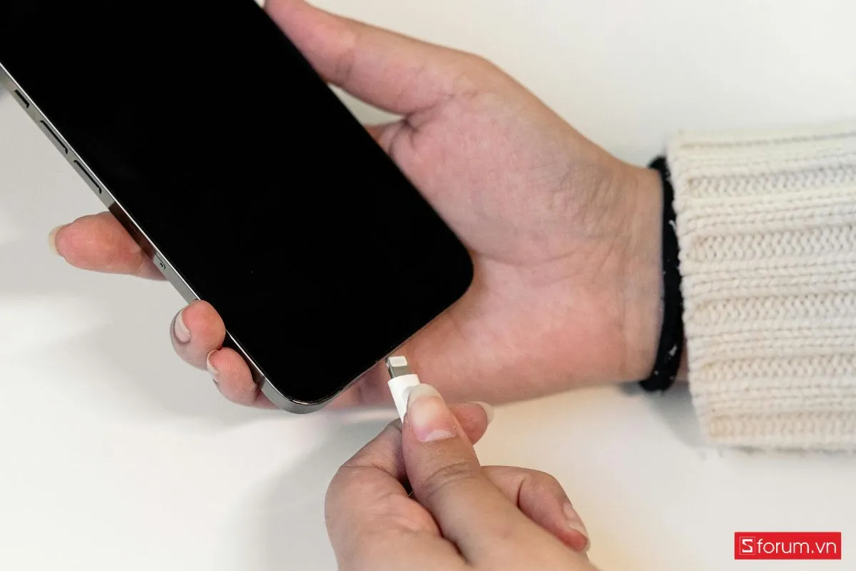 Kết nối iPhone với máy tính bằng cáp sạc phù hợp