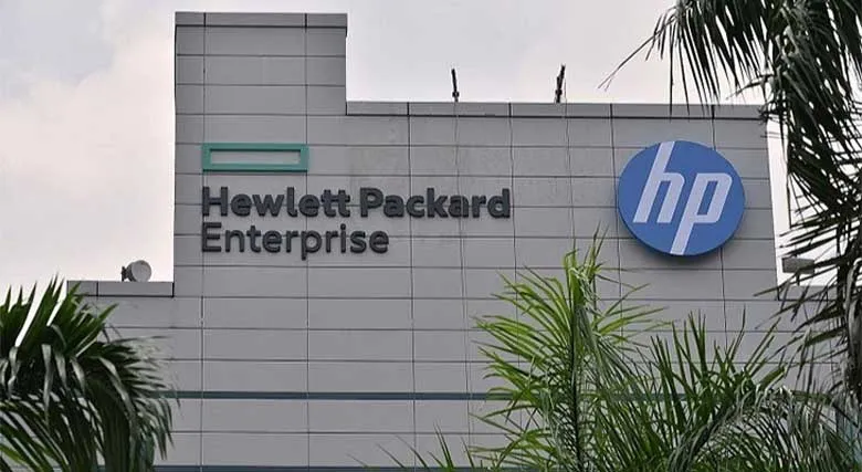 Laptop HP thiết kế mỏng nhẹ với tông màu bạc sang trọng phù hợp cho môi trường văn phòng hiện đại