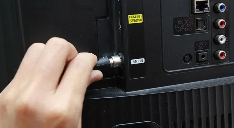 Kiểm tra dây kết nối khi tivi Samsung bị tối nửa màn hình