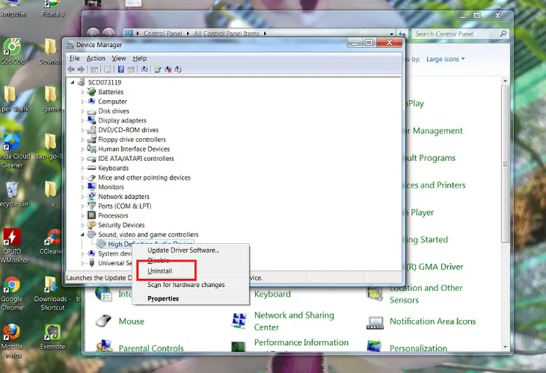 Chọn thiết bị âm thanh chính, nhấp chuột phải và chọn "Uninstall device" để gỡ driver