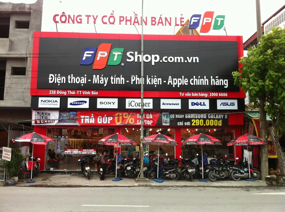 Khách hàng đang trải nghiệm các dòng máy tính mỏng nhẹ tại FPT Shop
