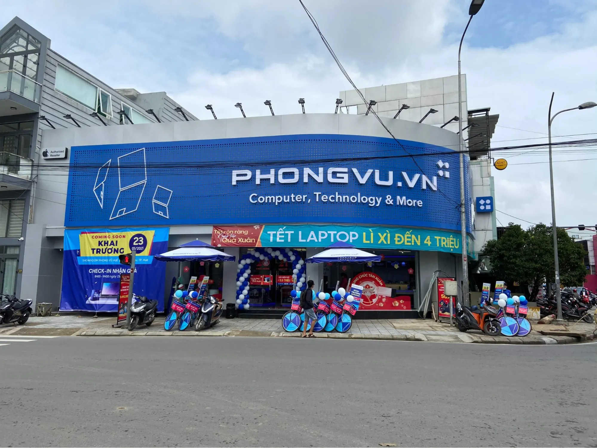 Khu vực trưng bày linh kiện và máy tính gaming chuyên nghiệp tại Phong Vũ