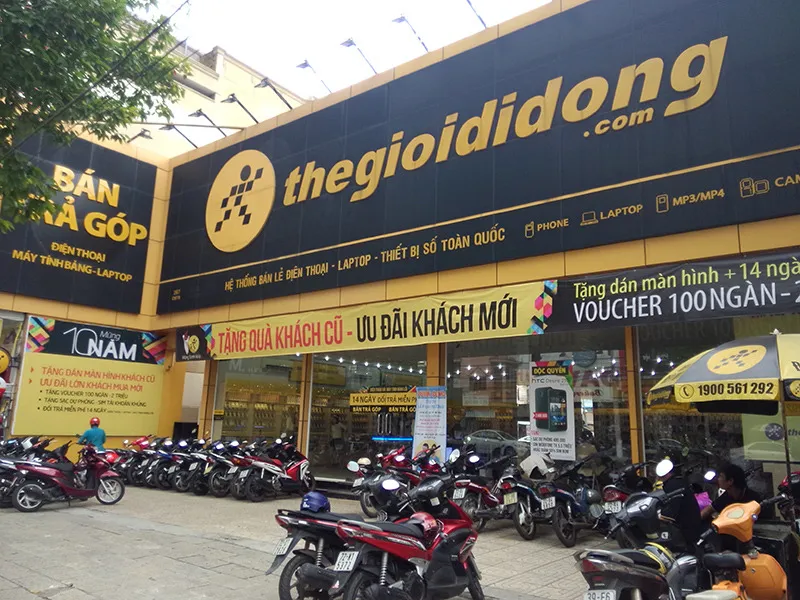 Cửa hàng Thế Giới Di Động với khu vực trải nghiệm máy tính xách tay hiện đại
