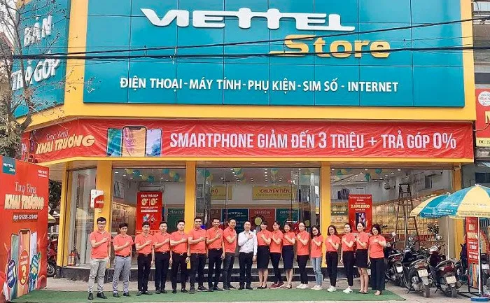 Mặt tiền cửa hàng Viettel Store với các chương trình khuyến mãi mua máy tính cực sốc