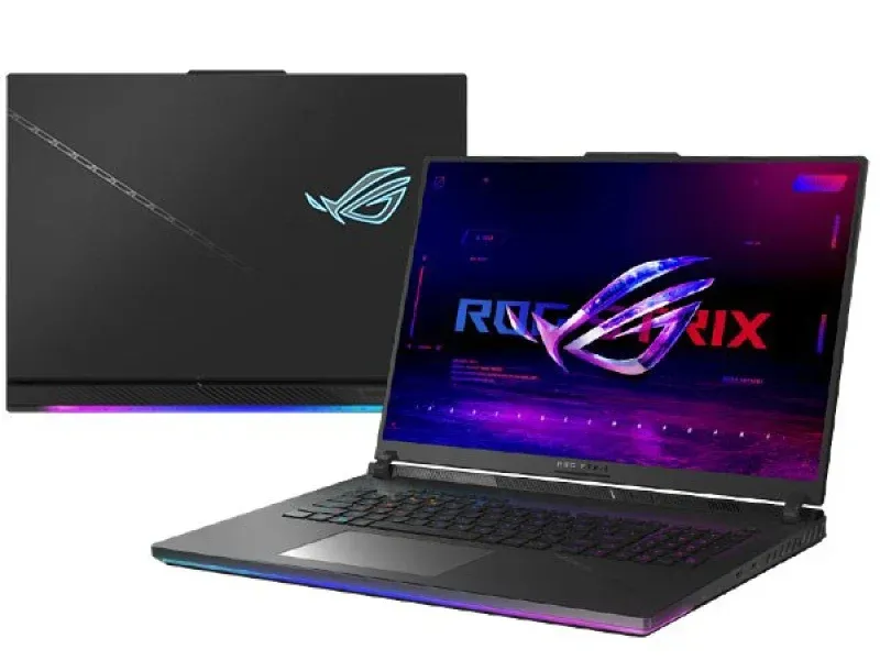 Kỹ thuật viên đang thực hiện thao tác thay màn hình laptop mỏng nhẹ cho khách hàng lấy liền trong ngày