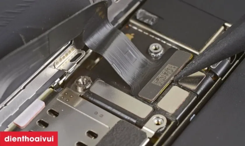 Quy trình ép cổ cáp màn hình iPhone chuẩn xác