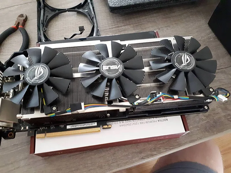 Kỹ thuật viên đang tiến hành tra dầu và vệ sinh hệ thống quạt làm mát cho card đồ họa