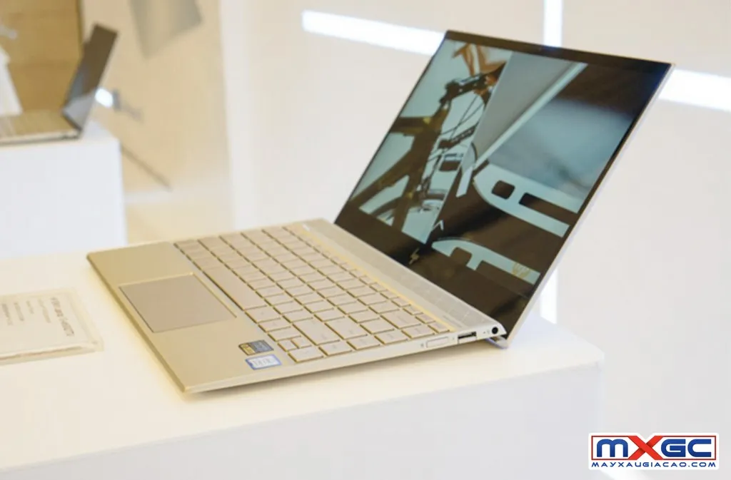 Mẫu máy tính xách tay HP Envy với các đường nét tinh tế thời thượng