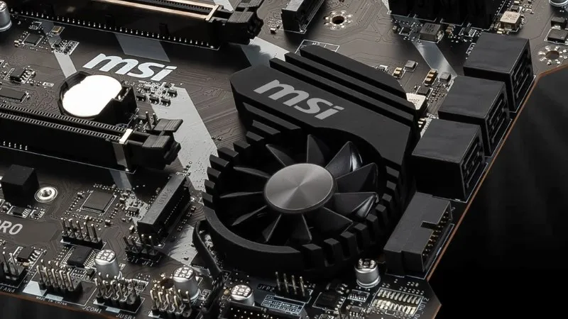 Kiểm tra các đường mạch siêu nhỏ trên bo mạch chủ bằng kính hiển vi chuyên dụng