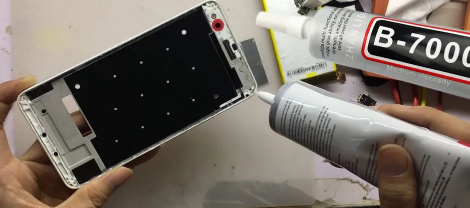 Keo B7000 với đầu kim nhỏ giúp đi keo chính xác vào các rãnh viền màn hình