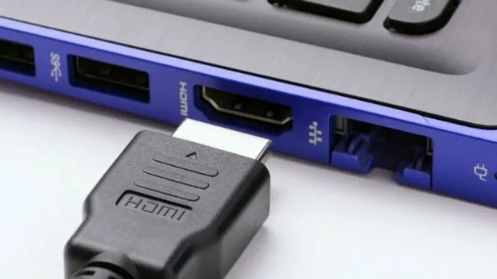 Cắm cáp HDMI vào laptop và máy chiếu đúng cách