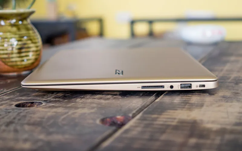 Vị trí khe cắm thẻ nhớ thường được bố trí ở cạnh hông của các dòng laptop hiện đại giúp người dùng thao tác nhanh