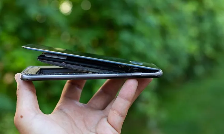 Kiểm tra và vệ sinh các vị trí socket bên trong bo mạch chủ của thiết bị