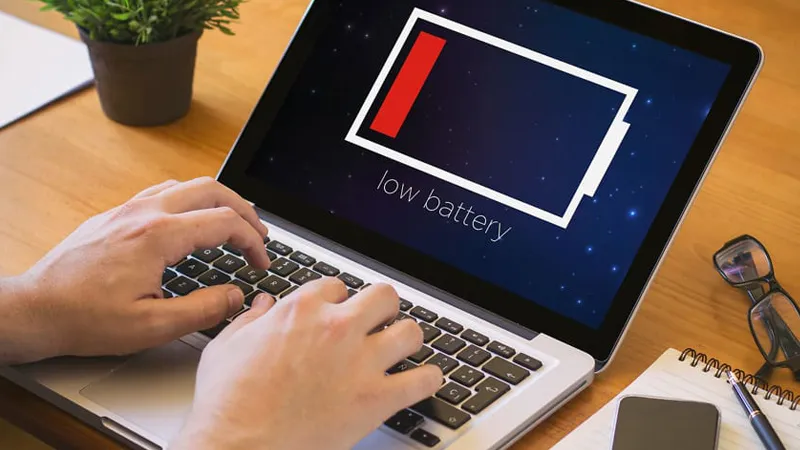 Cảnh báo hệ thống về tình trạng pin laptop bị chai cần được thay thế kịp thời