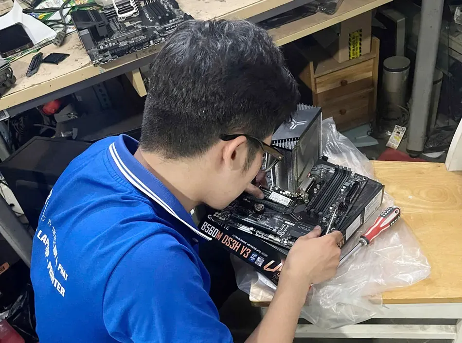 Kỹ thuật viên tại MayTinhVN đang tiến hành sửa chữa máy vi tính tận tâm cho khách hàng