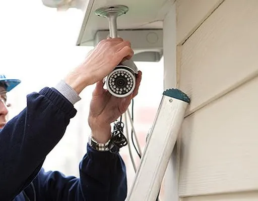 Camera giám sát an ninh đang được lắp đặt trên cao để bao quát toàn bộ không gian khu vực