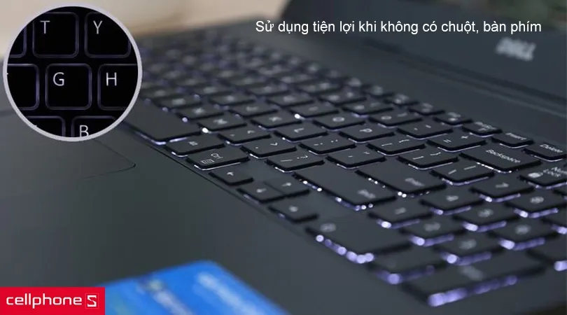 Kỹ thuật viên kiểm tra độ phản hồi của màn hình cảm ứng laptop