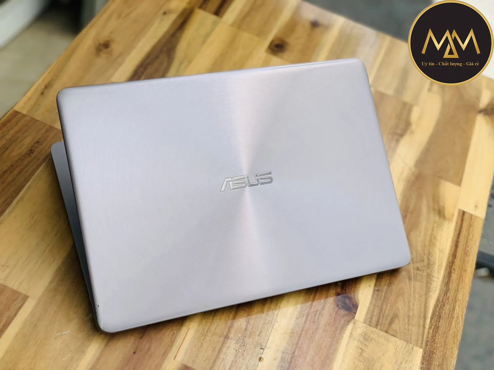 Thao tác vệ sinh và kiểm tra chân cắm card đồ họa rời nhằm khắc phục các lỗi hiển thị phổ biến