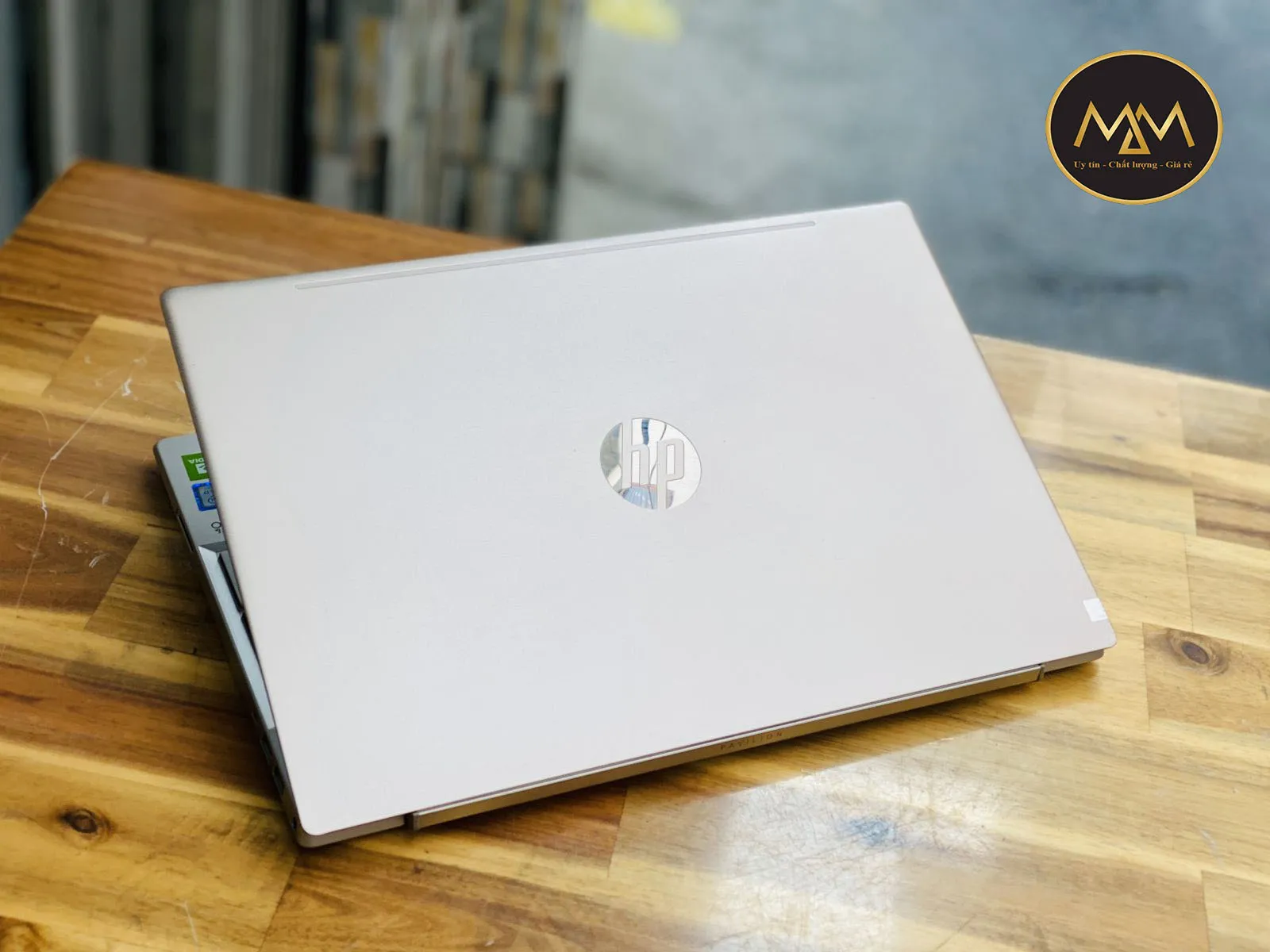Hình ảnh laptop HP Pavilion vỏ nhôm tích hợp card rời Nvidia MX cho trải nghiệm xem phim và làm việc cực tốt