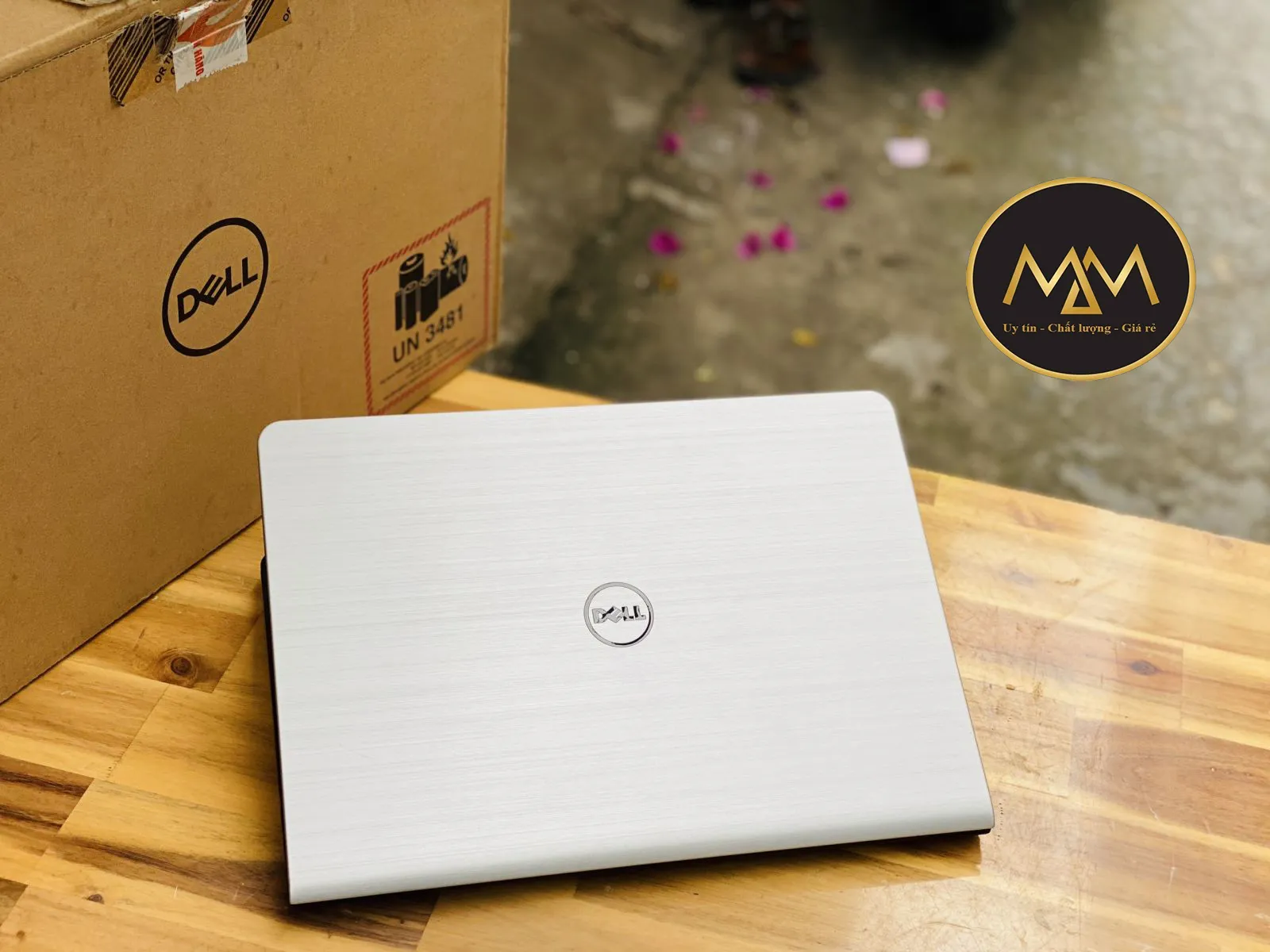 Kiểm tra thiết kế tổng thể và độ chắc chắn của bản lề trên các dòng laptop cũ có cấu hình mạnh