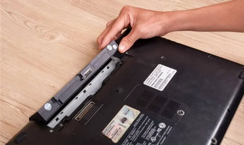 Tháo lắp lại pin laptop