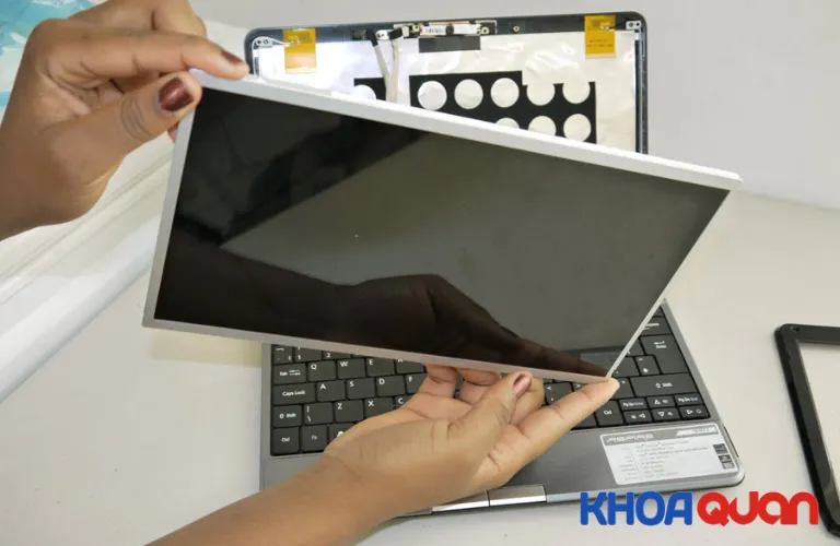 Kiểm tra dây cáp màn hình laptop