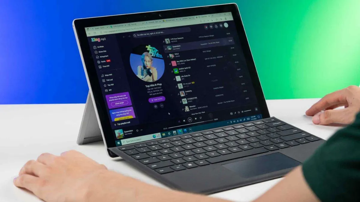 Cận cảnh Microsoft Surface Pro 7 Plus với bàn phím có thể tháo rời linh hoạt