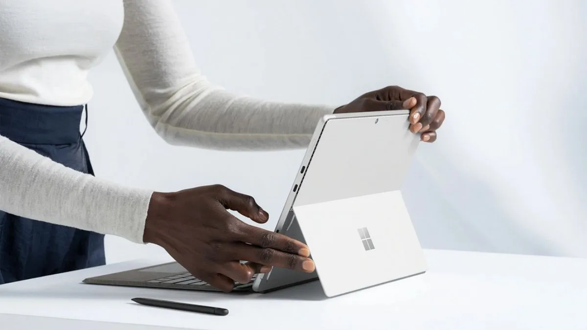 Bút cảm ứng Surface Pen hoạt động mượt mà trên màn hình của Surface Pro 8