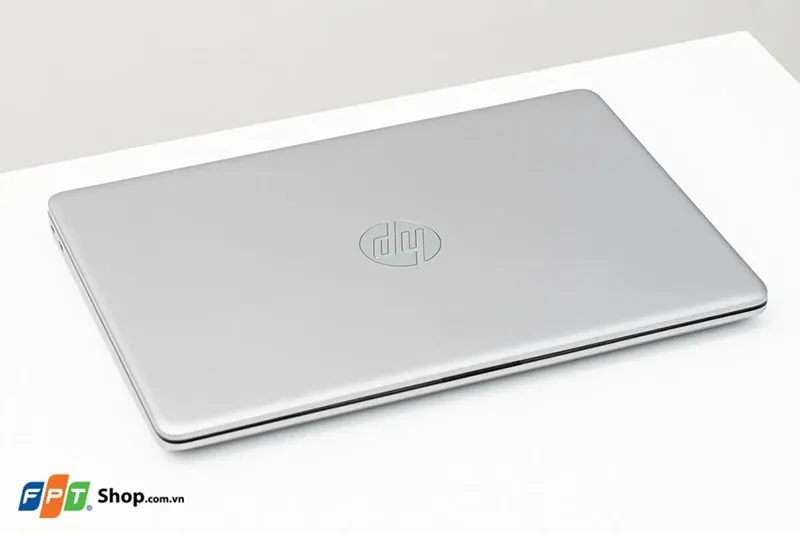 Cận cảnh mặt lưng kim loại của laptop HP Pavilion với logo sáng bóng