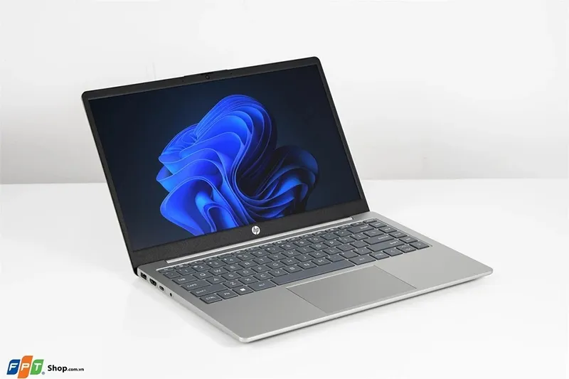 Chi tiết các cổng kết nối đa dạng trên cạnh bên của một chiếc máy tính siêu mỏng