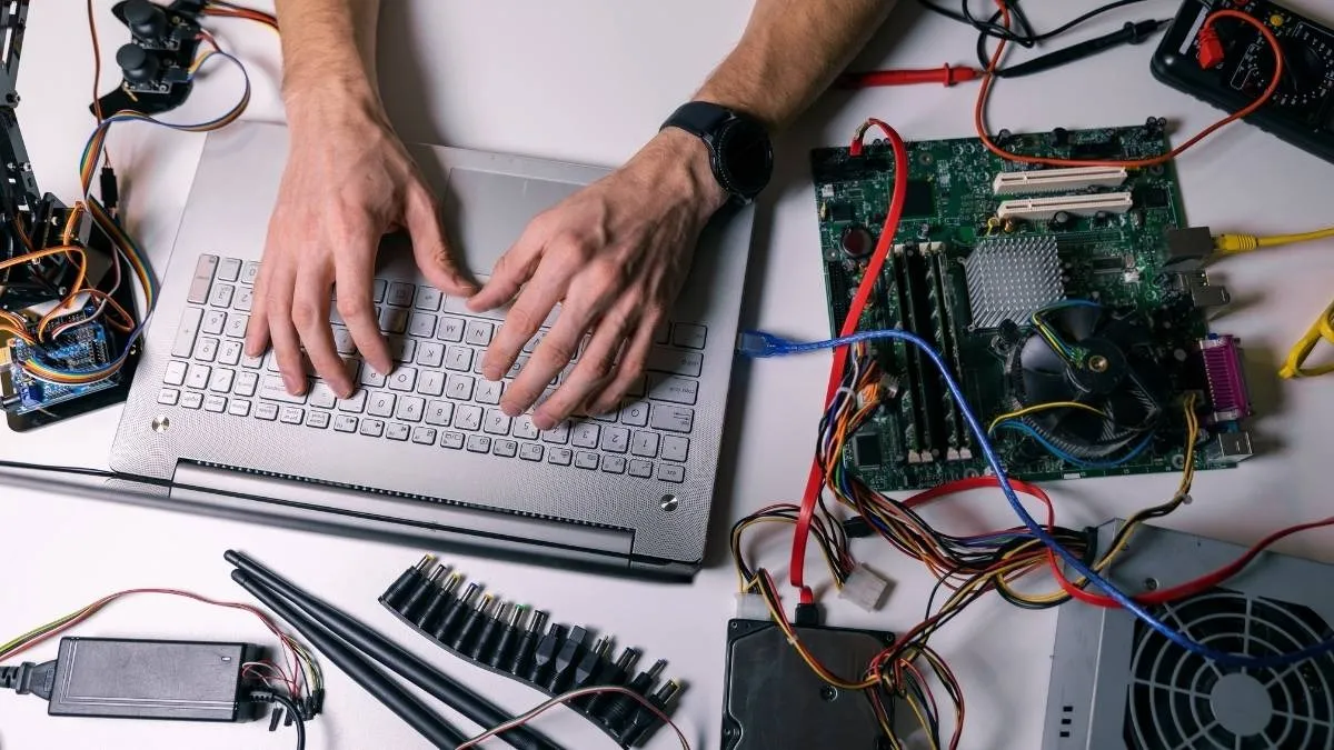Kỹ thuật viên đang tháo dỡ linh kiện phần cứng để kiểm tra nội bộ