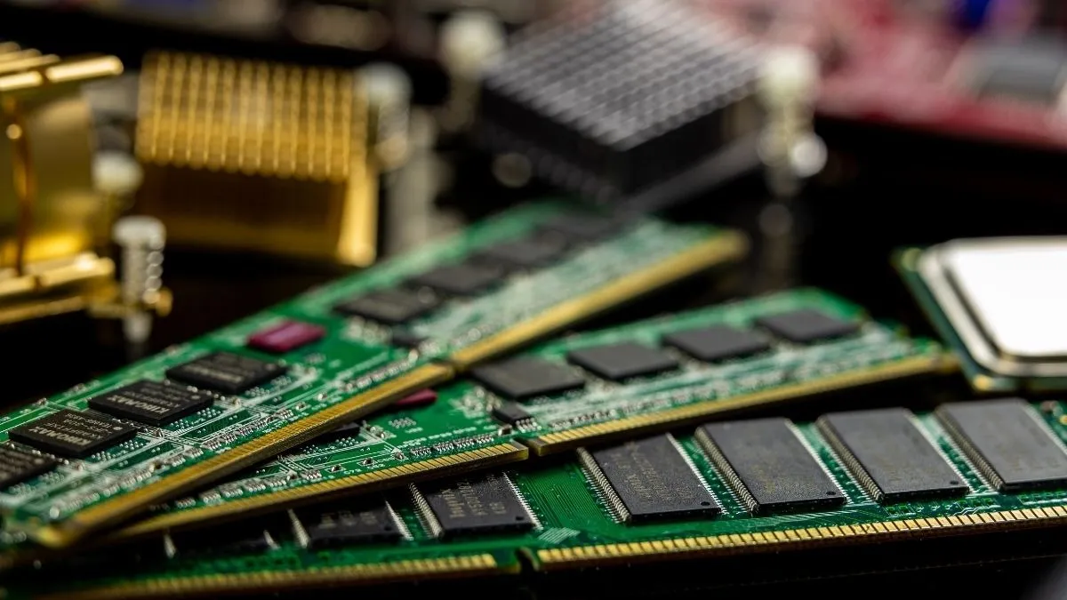 Thao tác tháo lắp và làm sạch chân tiếp xúc của thanh RAM