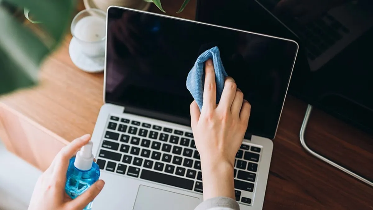 Vệ sinh định kỳ bụi bẩn bám trong khe cắm sạc máy tính xách tay