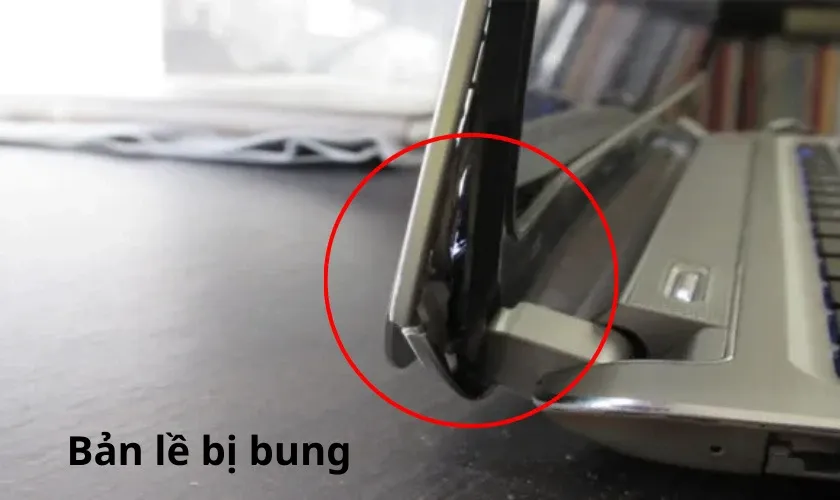 Kỹ thuật viên đang kiểm tra sơ đồ mạch của cáp màn hình để xác định vị trí đứt ngầm