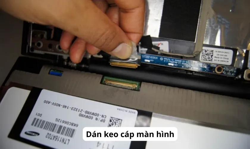 Kỹ thuật viên thực hiện thao tác cắm socket cáp màn hình vào mặt sau của tấm nền LCD