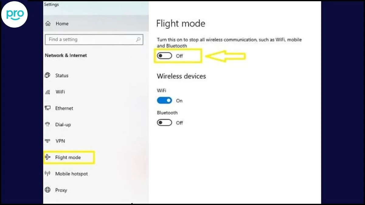 Người dùng đang kiểm tra trạng thái phím tắt và chế độ máy bay trên laptop