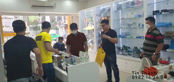 Kỹ thuật viên sửa điện thoại mua màn hình iPhone 13 Pro Max tại Tín Thành