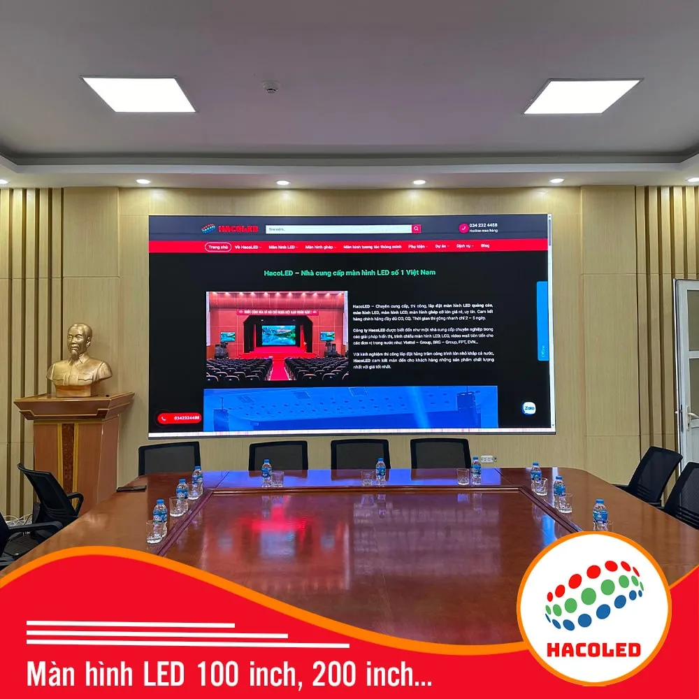Màn hình LED lớn trong nhà đang trình chiếu nội dung đa dạng