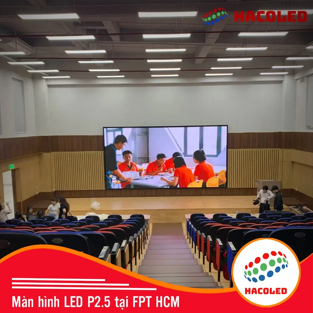 Màn hình LED tại FPT Hồ Chí Minh đang hiển thị quảng cáo dịch vụ viễn thông