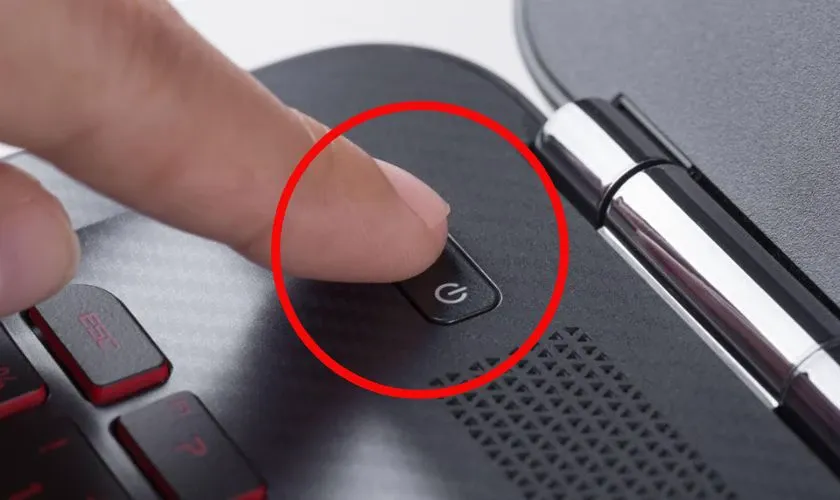 Nút nguồn máy tính là vị trí đầu tiên cần kiểm tra khi gặp sự cố không lên hình