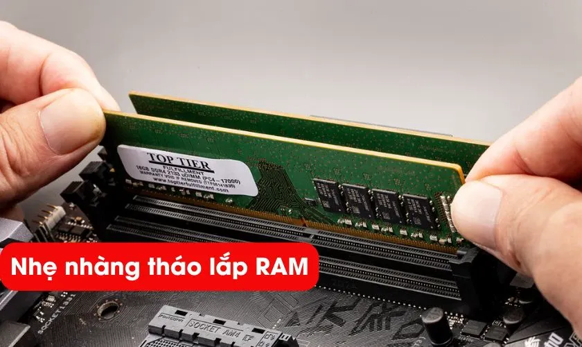 Thực hiện vệ sinh máy tính định kỳ để loại bỏ bụi bẩn bám trên linh kiện điện tử